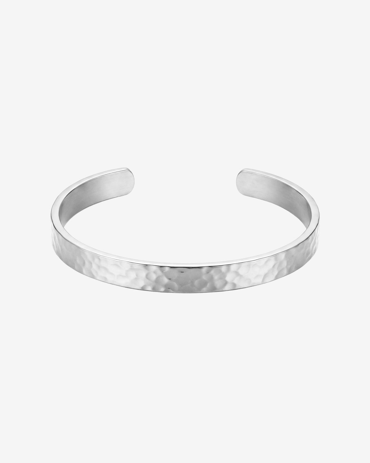 Pulsera de plata martillada en la muñeca de un hombre, con textura
