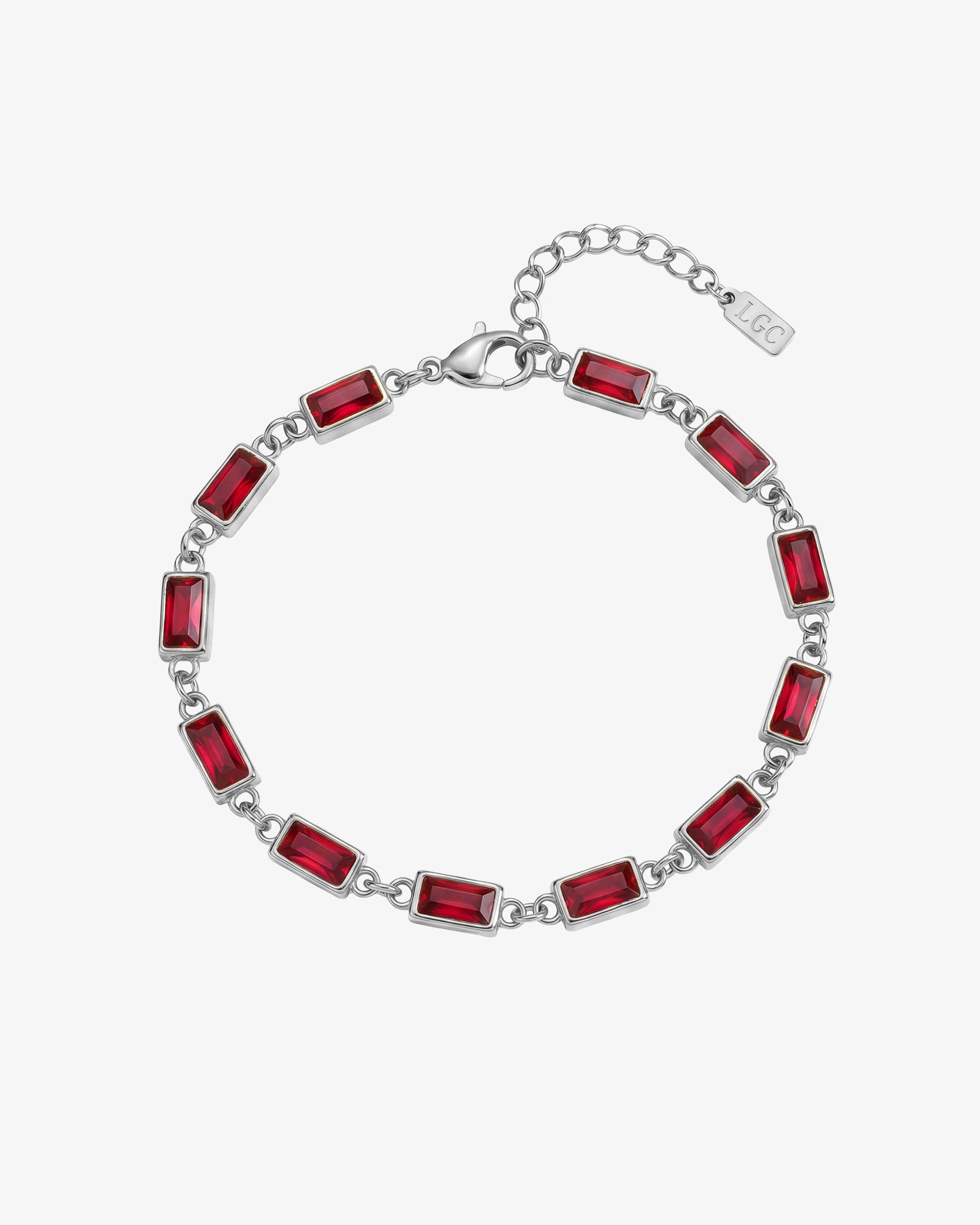 Pulsera OMEN de plata con piedras rectangulares rojas a lo largo de la cadena sobre fondo blanco