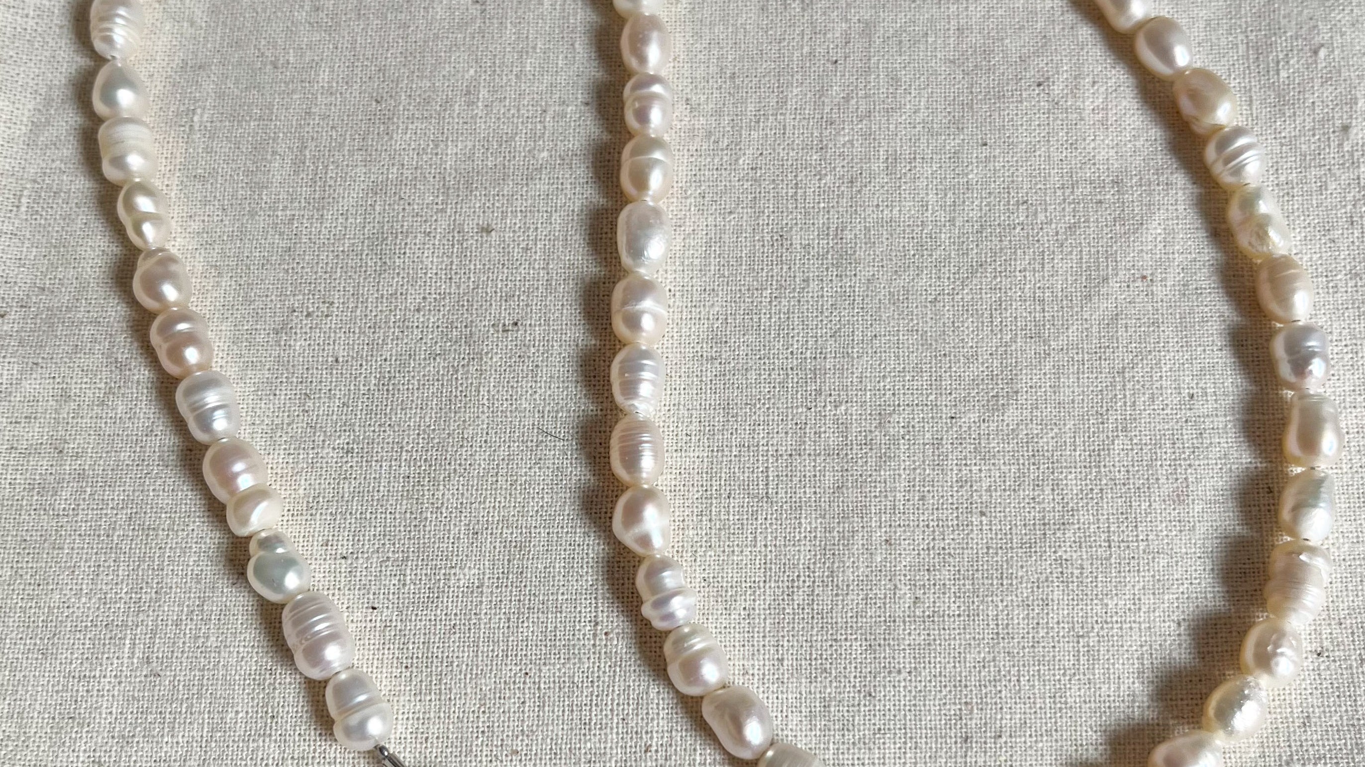 Cadenas y pulseras de perlas - Nueva tendencia de joyas para hombre 2023
