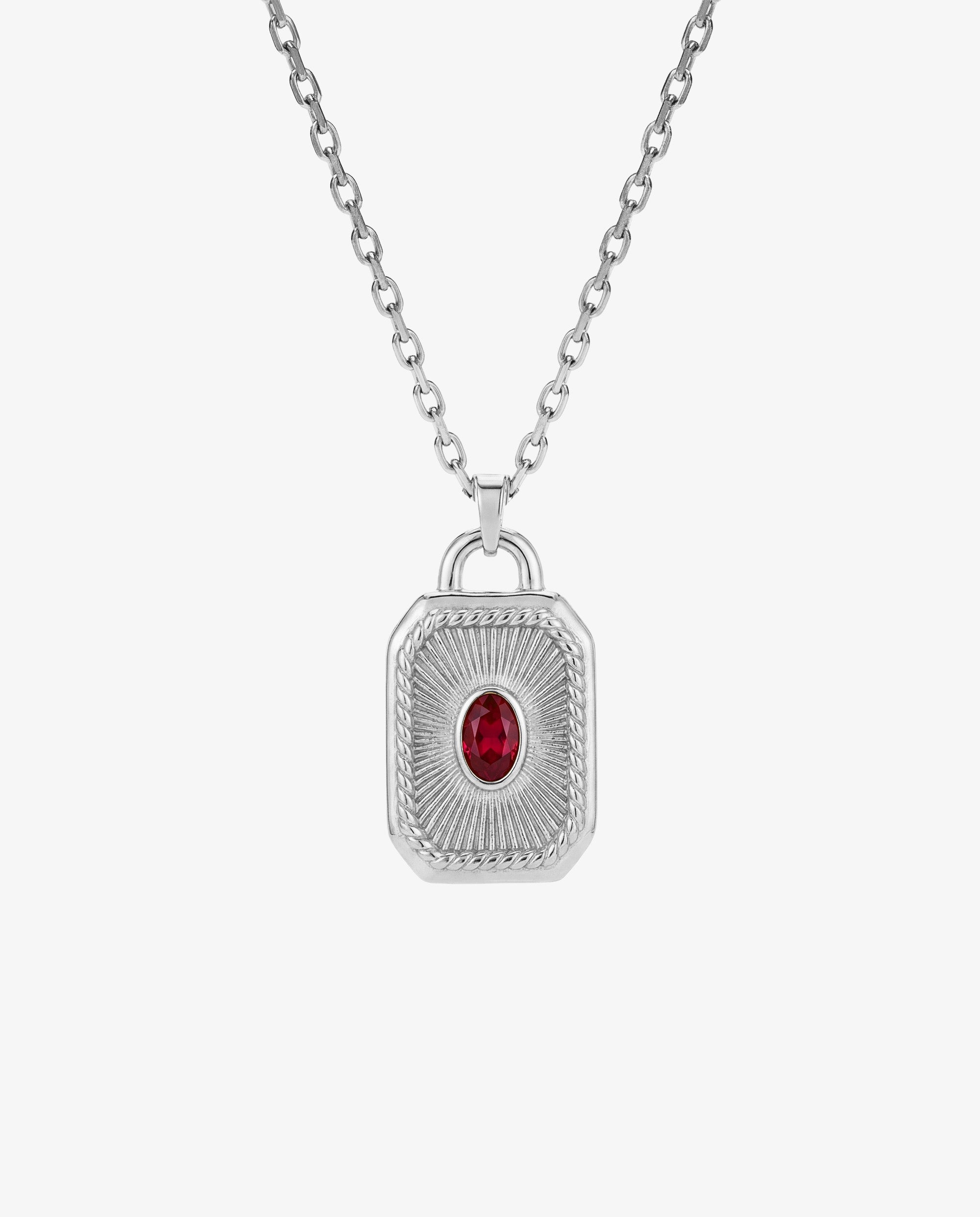 Collar de cadena de plata con colgante de candado detallado y una gema roja en el centro.