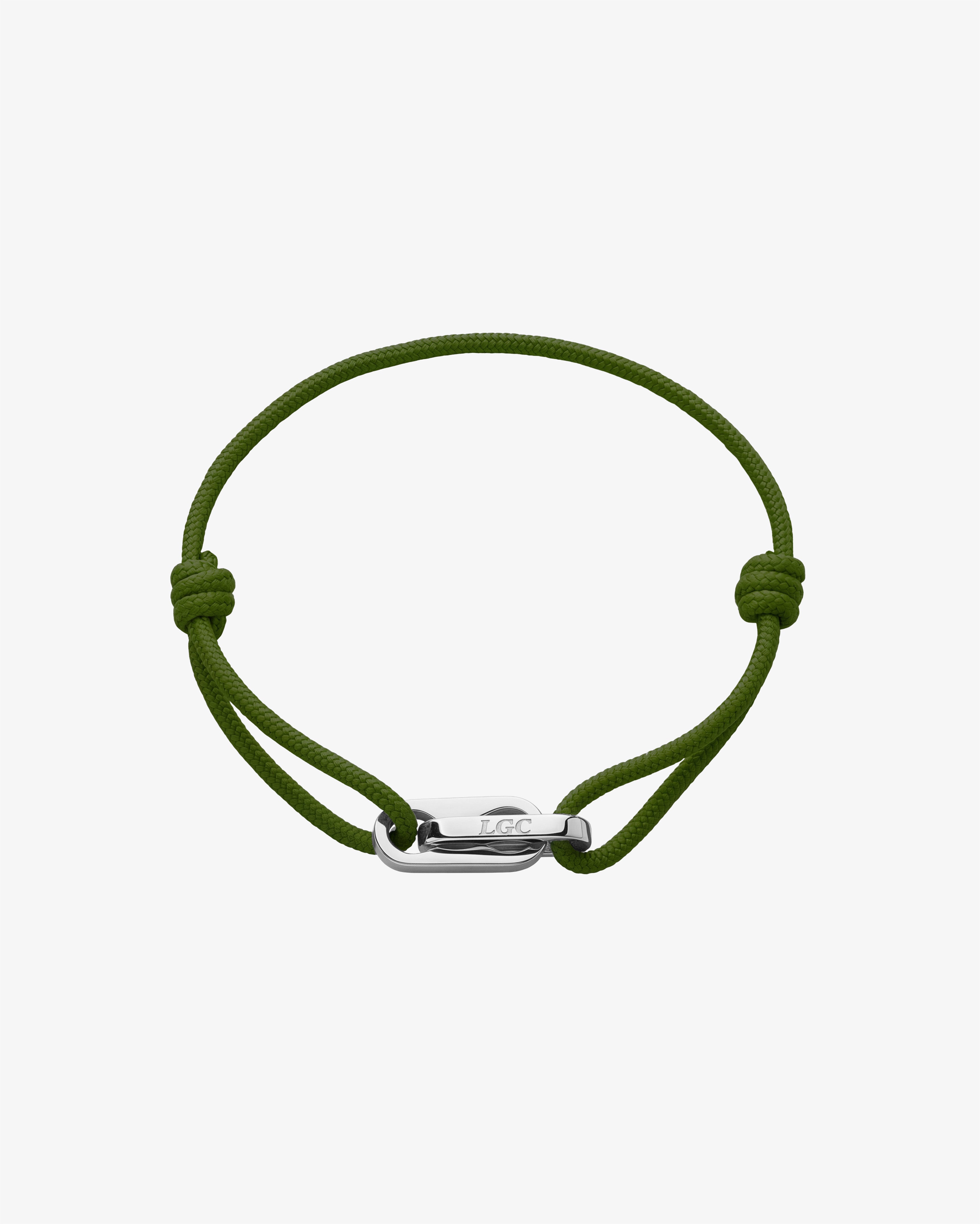 Atlantis Silberarmband mit olivgrüner Kordel, verstellbaren Schiebeknoten und silbernem Verschluss mit LGC Gravur