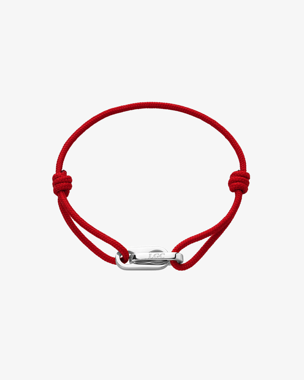 Atlantis Armband mit roter Kordel und silbernem graviertem Verschluss am Handgelenk