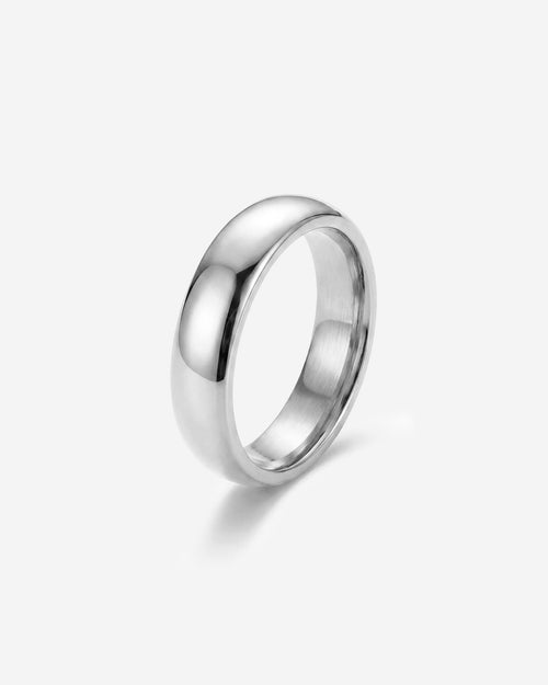 Anillo de banda ancha plateada pulida con superficie lisa.