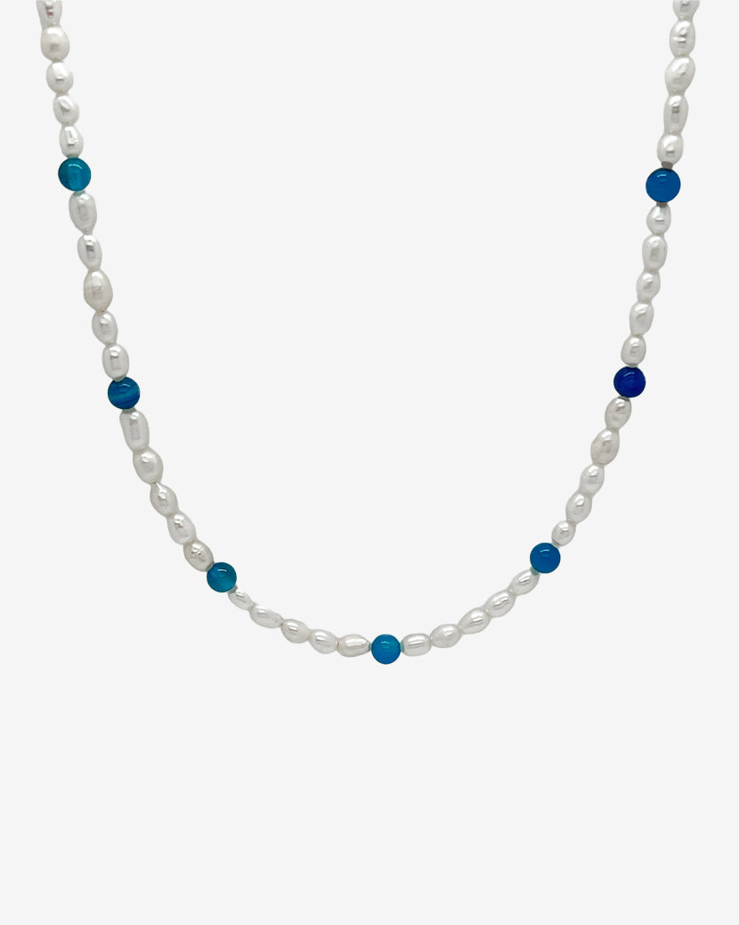 GILI Pearl Silver Chain necklace featuring white freshwater pearls with blue beads, length 45 cm.