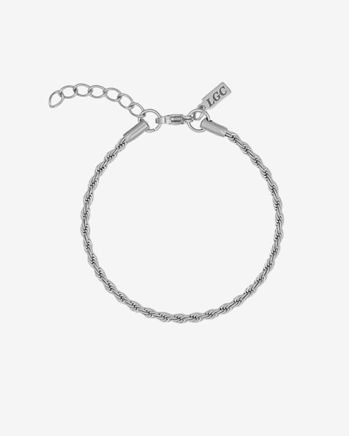 Pulsera plateada Lazio de refinada cadena de cuerda con extensor ajustable sobre fondo blanco
