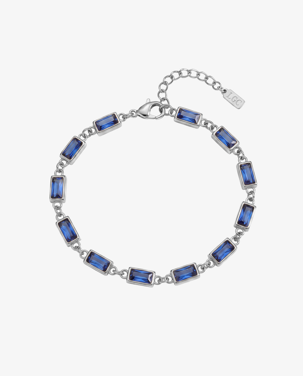 OMEN Silberarmband mit blauen rechteckigen Steinen um ein Handgelenk vor hellem Hintergrund.