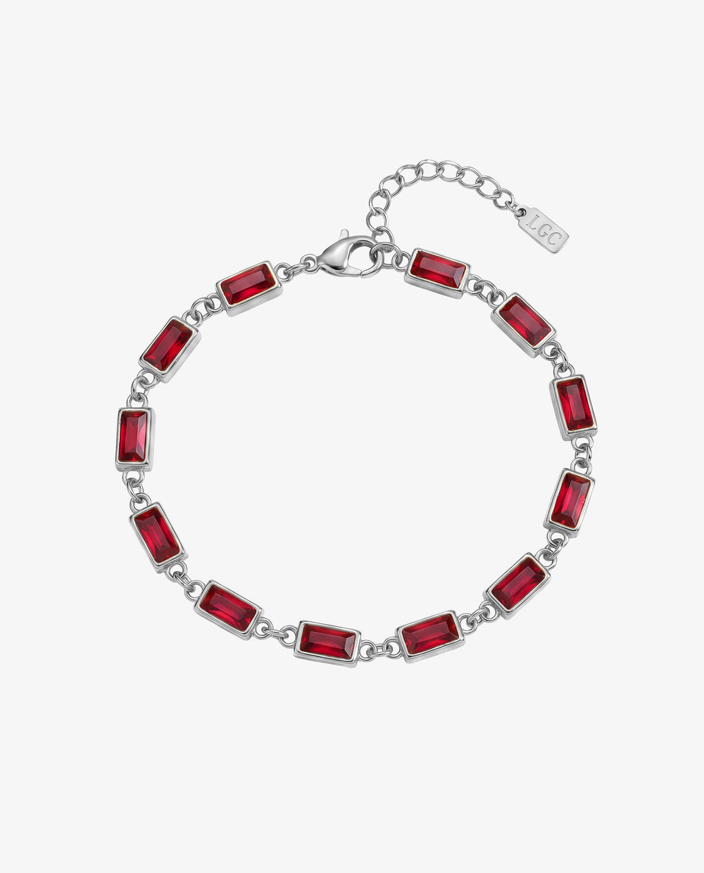 OMEN Silberarmband mit roten rechteckigen Steinen entlang einer Kette vor weißem Hintergrund