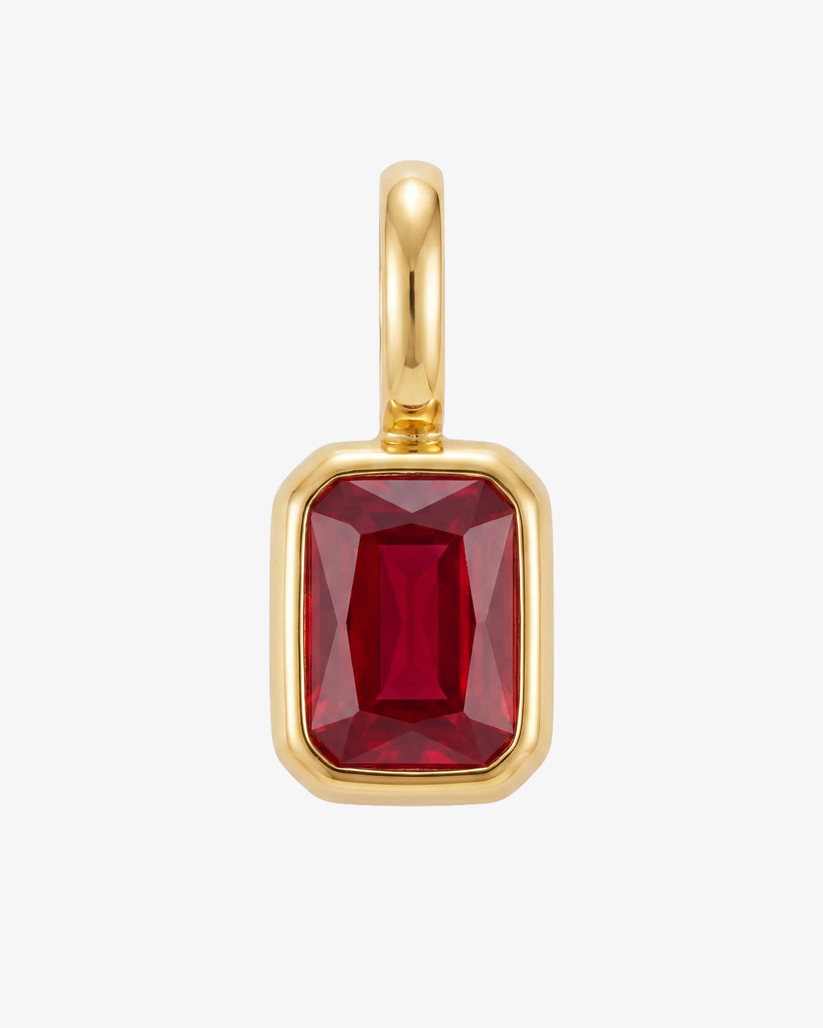 Mini Solstice Charm in Gold mit großem rotem Schmuckstein in quadratischer Fassung.