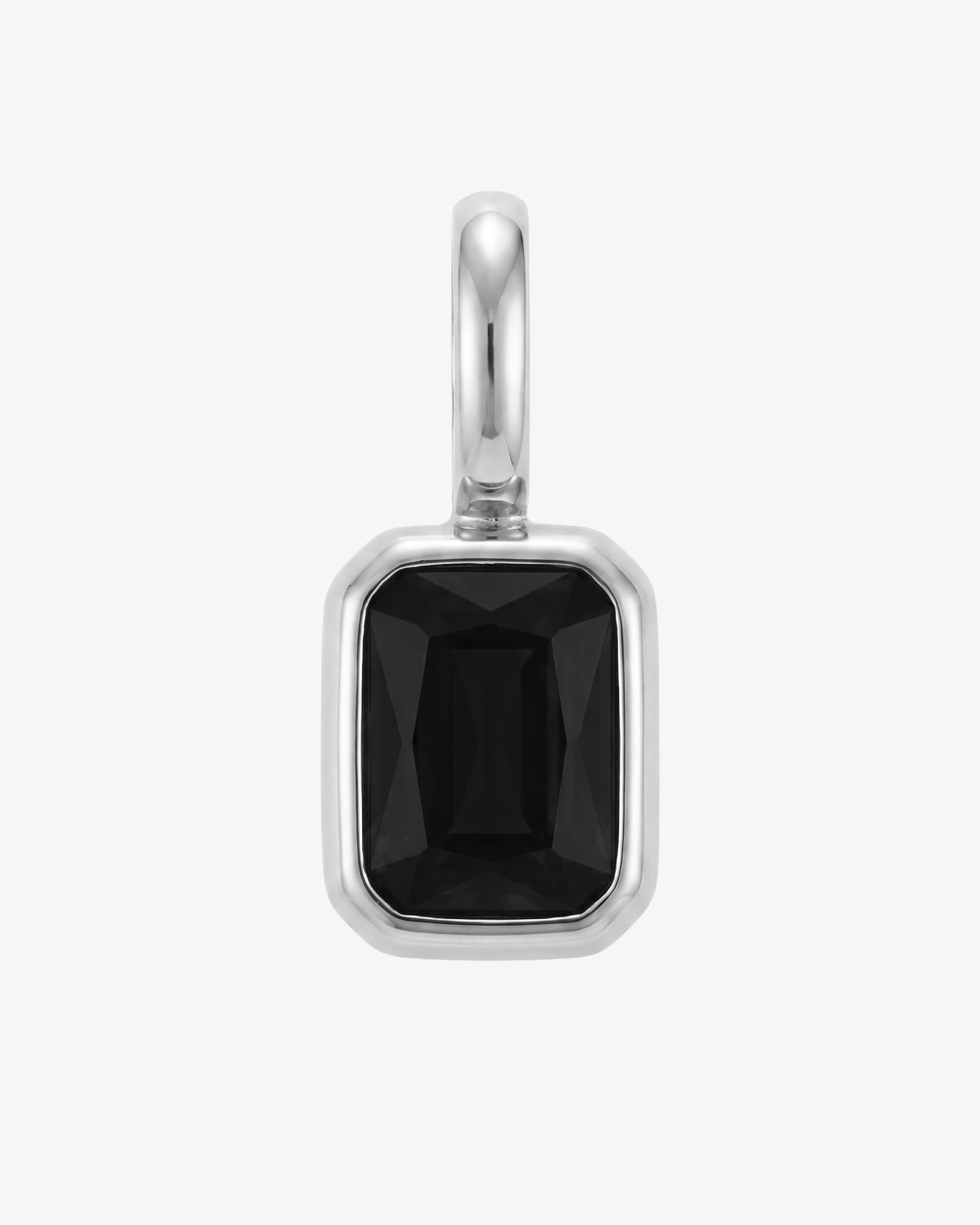 Colgante Mini Solstice Charm con una anilla plateada alta sobre una piedra negra de talla cuadrada en bisel plateado